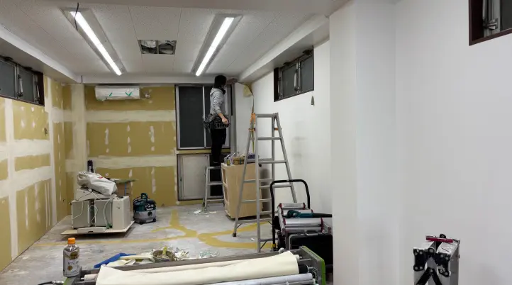 ビル全体の内装工事を行うオフィス工事現場