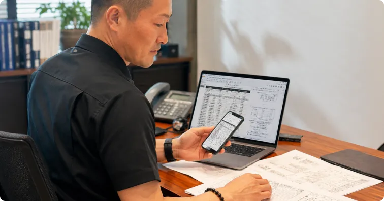 他社の見積書を確認する担当者