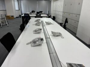 先行配線がを行い事前に配線した場所に家具が収まった様子