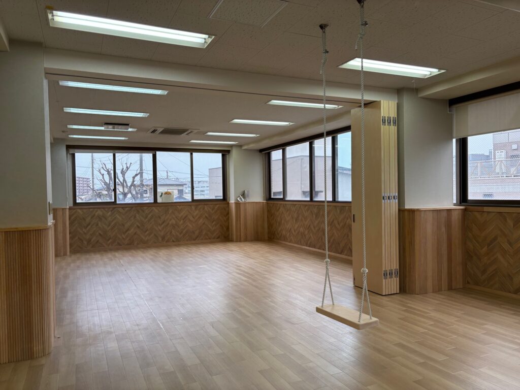 養護施設の居室内にクッション性のあるフロアタイルを施工した様子