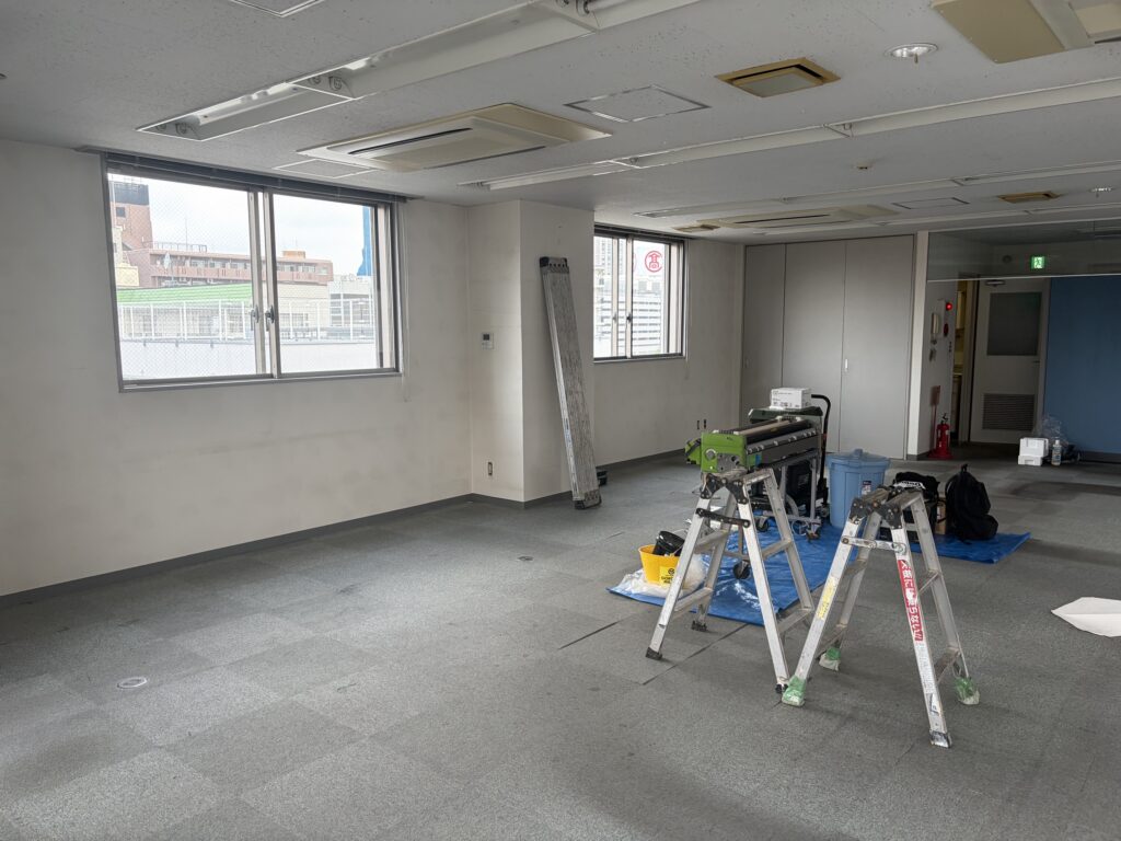 クロス貼り替え作業中の横浜市のオフィス