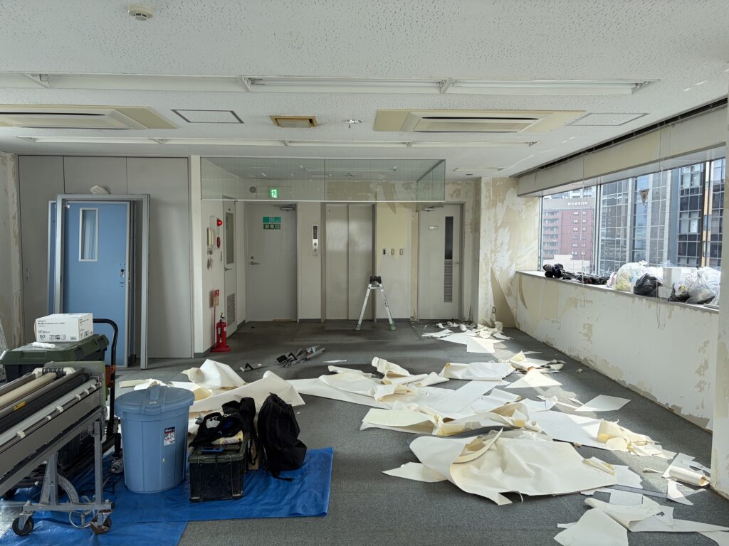横浜市のオフィス原状回復工事中の室内