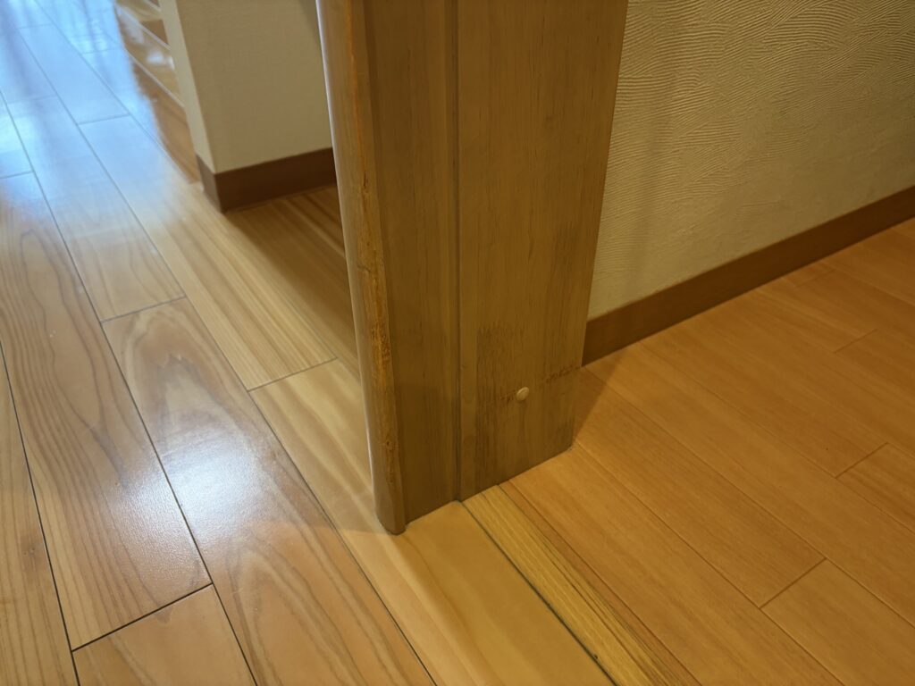車いすの接触による傷をリペアした老人ホーム居室の扉枠