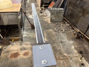 厨房の新しいステンレス製グレーチング設置状況
