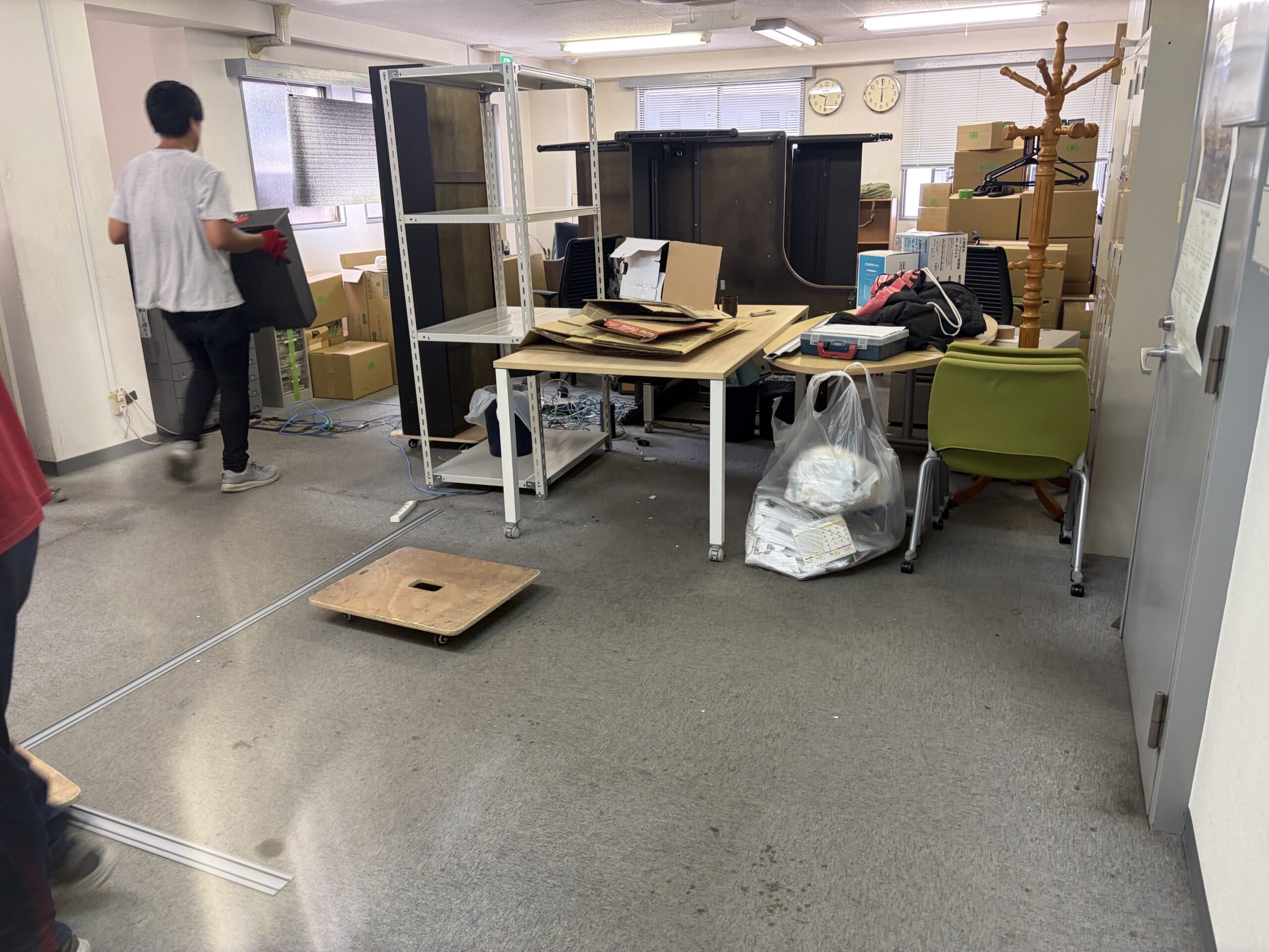 港区芝浦オフィスで既存家具を搬出している作業風景