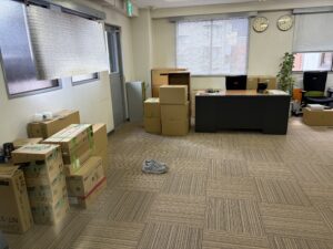 タイルカーペット施工後の明るくなったオフィス空間