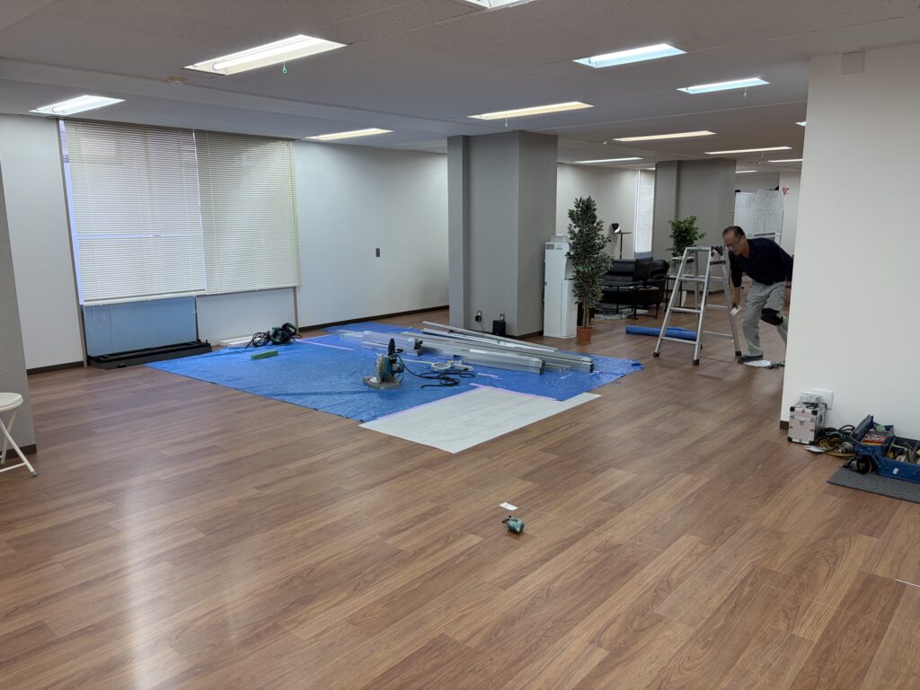 既存アルミパーティションを再利用したオフィス移転工事の施工中