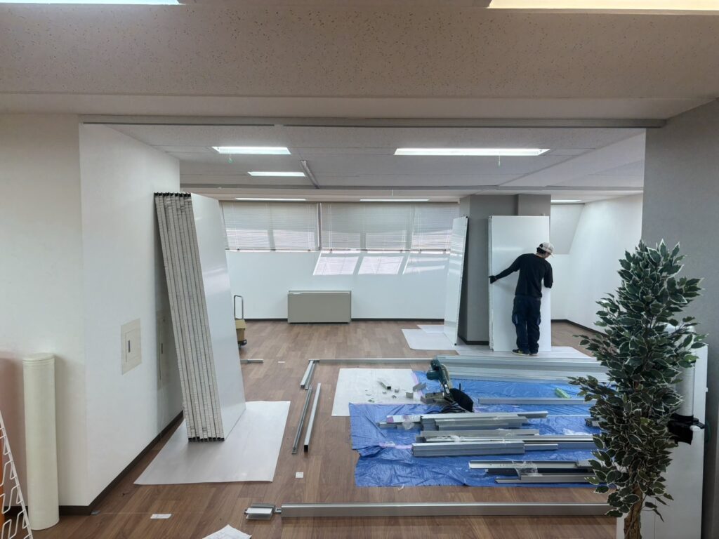 港区オフィスでのアルミパーティション移設・再設置工事中