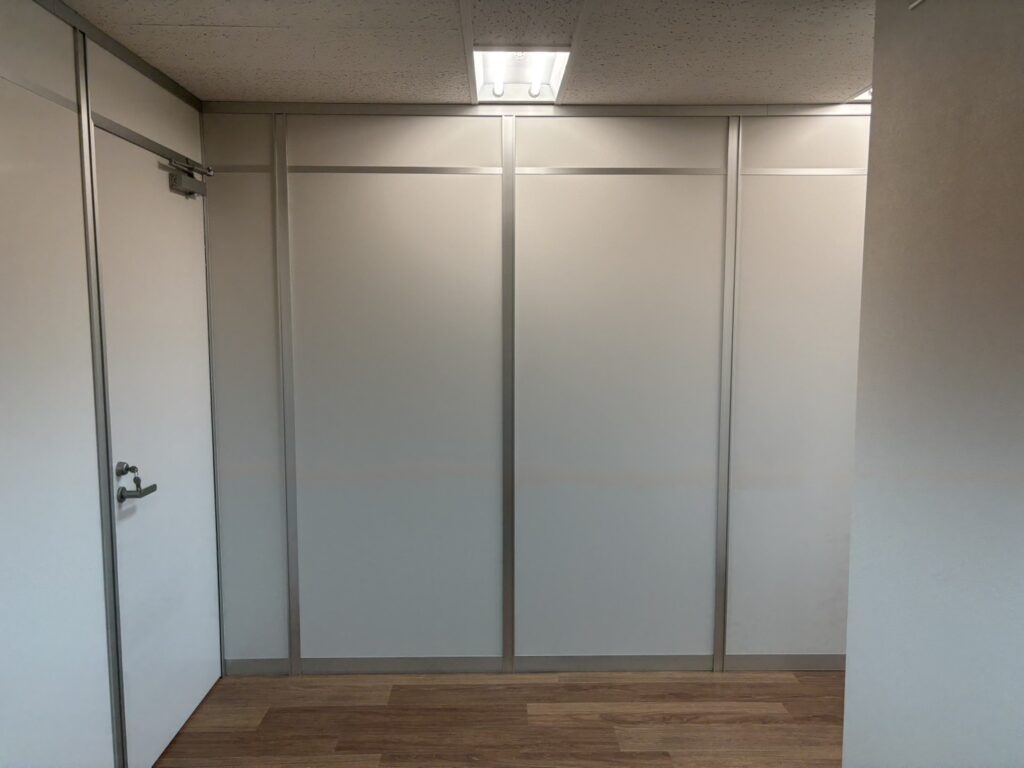 リユース品を活用して再設置したアルミパーティションの完成後