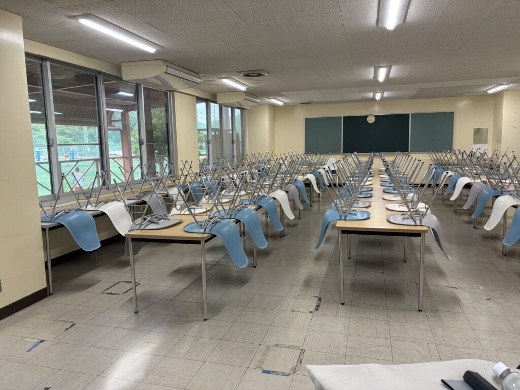 酒々井町の私立学校食堂でフロアタイル施工前の既存Pタイル床