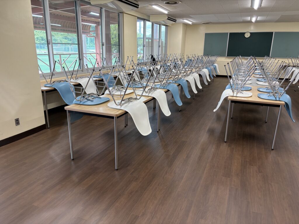 既存Pタイルを下地調整してフロアタイルを上貼りした私立学校食堂の完成床