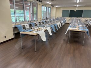 既存Pタイルを下地調整してフロアタイルを上貼りした私立学校食堂の完成床