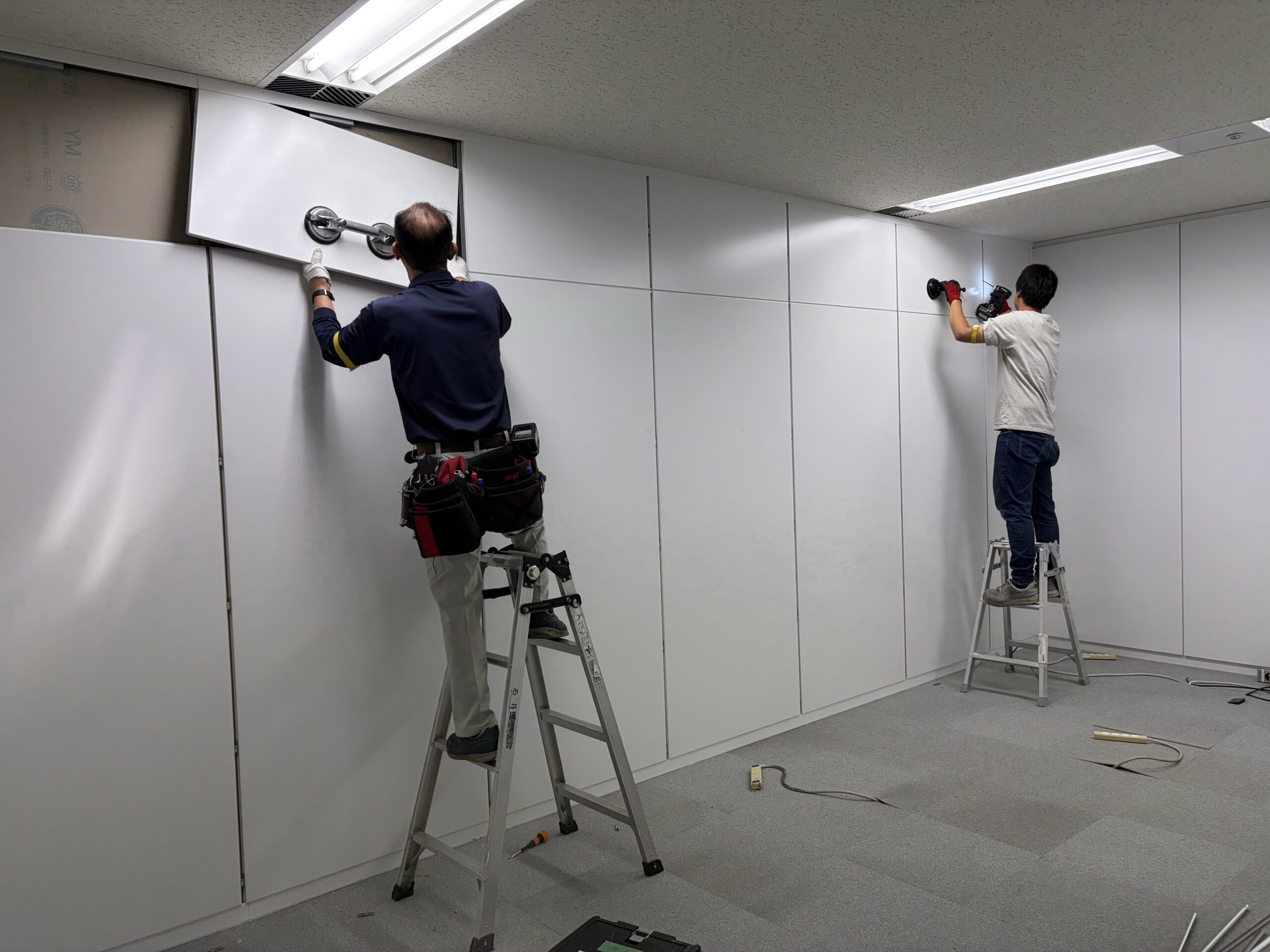 サーバー室を縮小するためオフィスの間仕切りを一部解体している様子