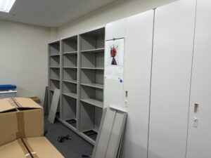 オフィスのキャビネットを壁面に固定して耐震対策を行った施工状況