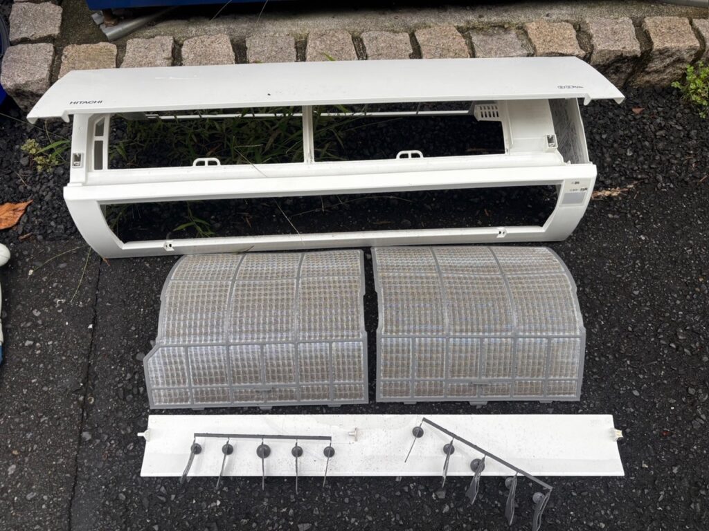 カバーを開けるとフィルターと熱交換器に汚れが蓄積していた壁掛けエアコン