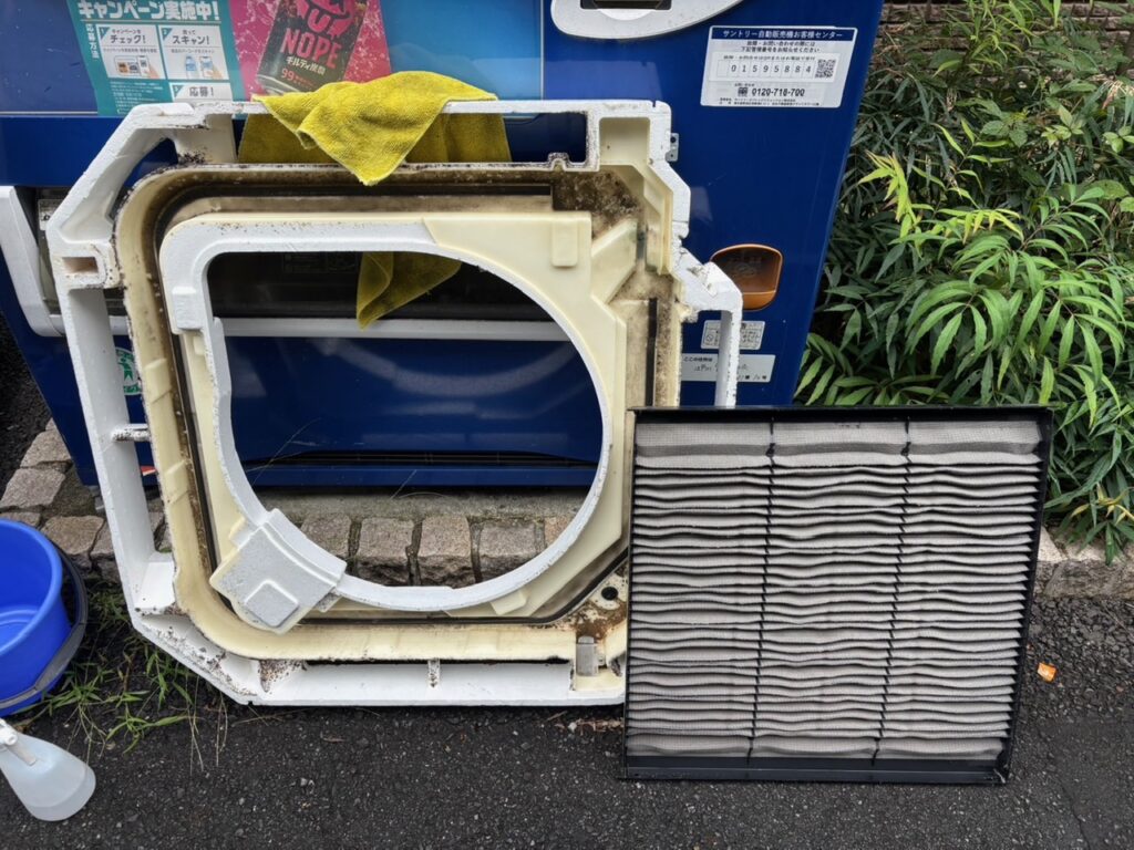 江戸川区で業務用エアコン内部をクリーニングしている施工状況