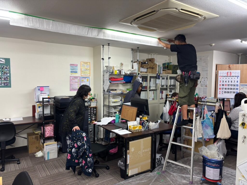 水漏れ原因を確認するため業務用エアコン内部を点検している様子