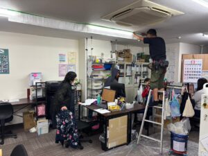 水漏れ原因を確認するため業務用エアコン内部を点検している様子