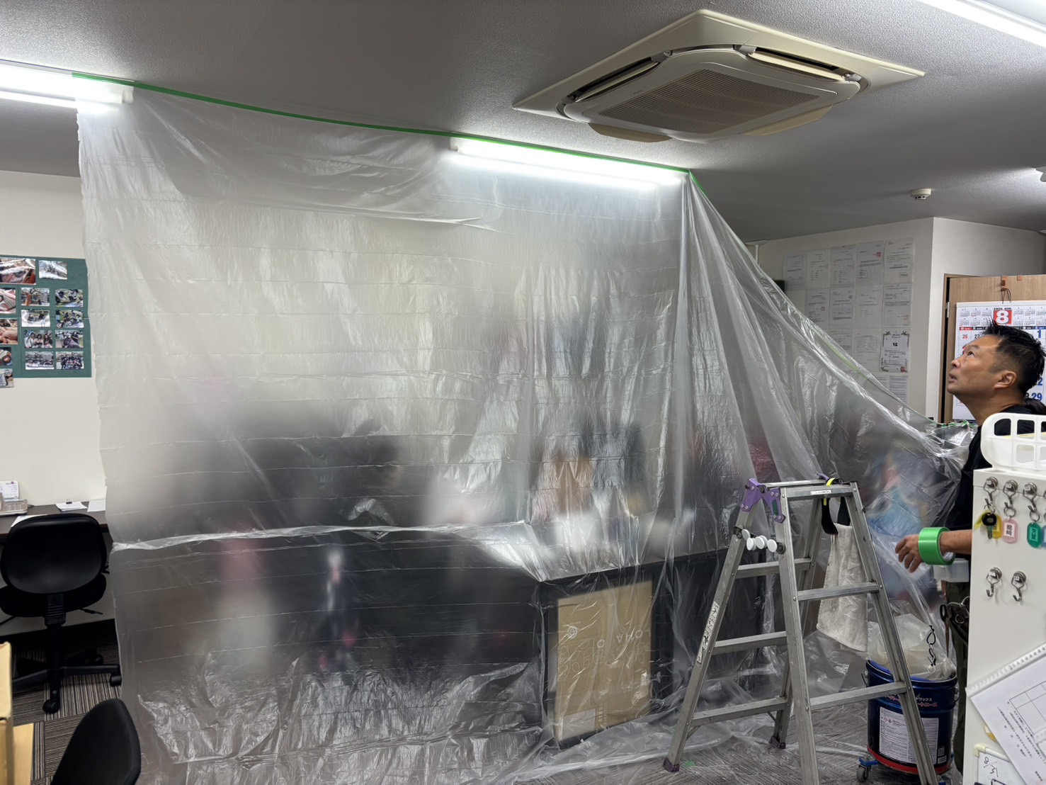 業務用エアコンの内部洗浄前に周囲を養生した施工状況