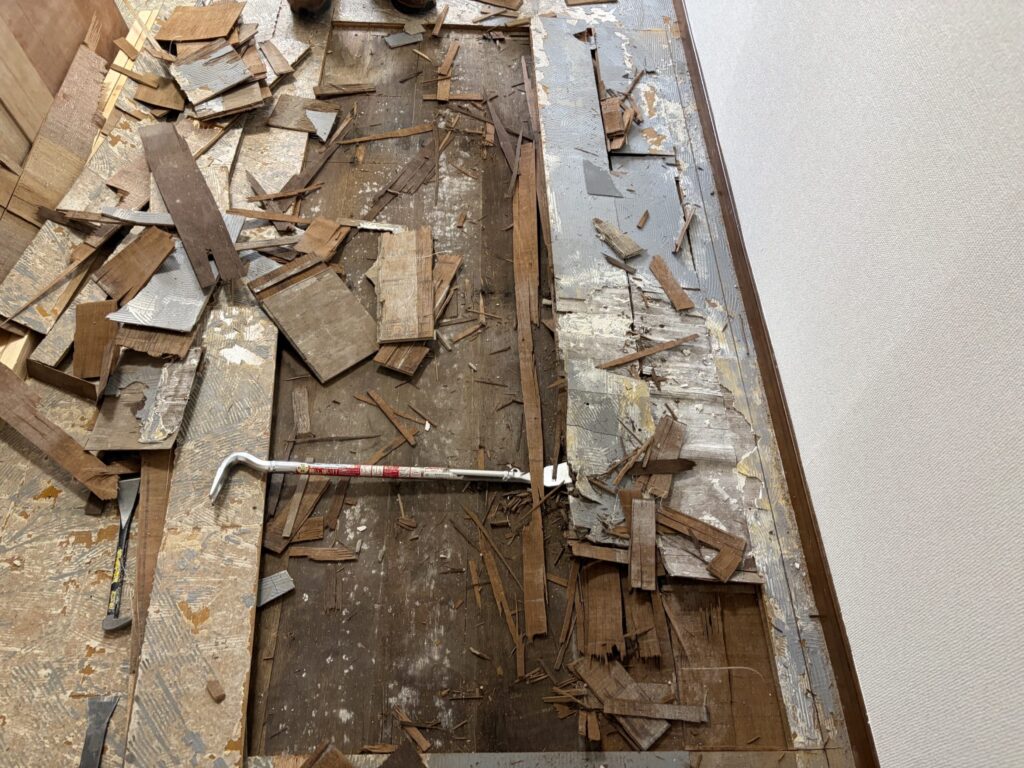 床の不具合を確認するため介護施設の既存床を開口した施工状況
