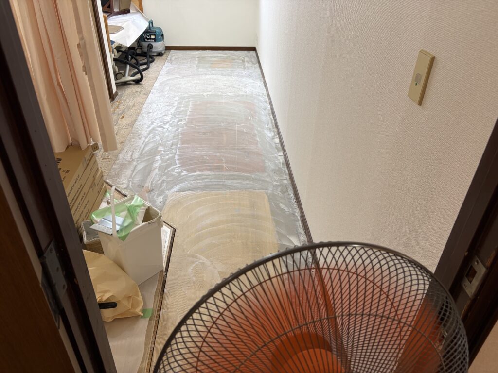 ベニヤ下地のジョイント部分をアースシールで平滑に処理した施工状況