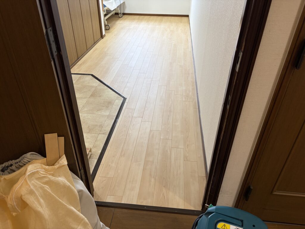 床下地から補修しフロアタイルで復旧した浦安市の介護施設の床
