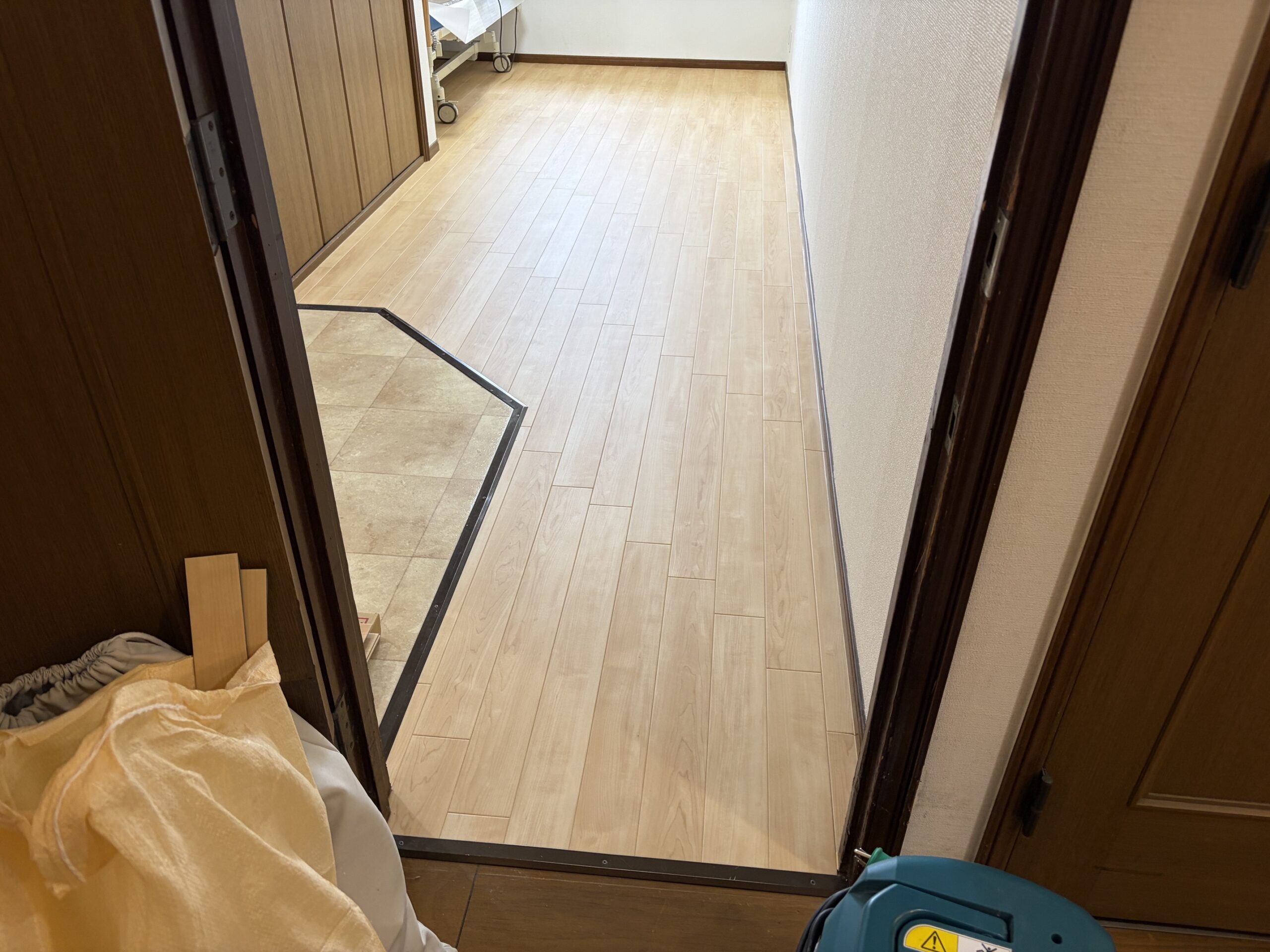 床下地から補修しフロアタイルで復旧した浦安市の介護施設の床