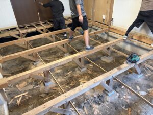 戸建て住宅の既存フローリングを解体して床下の状態を確認している様子