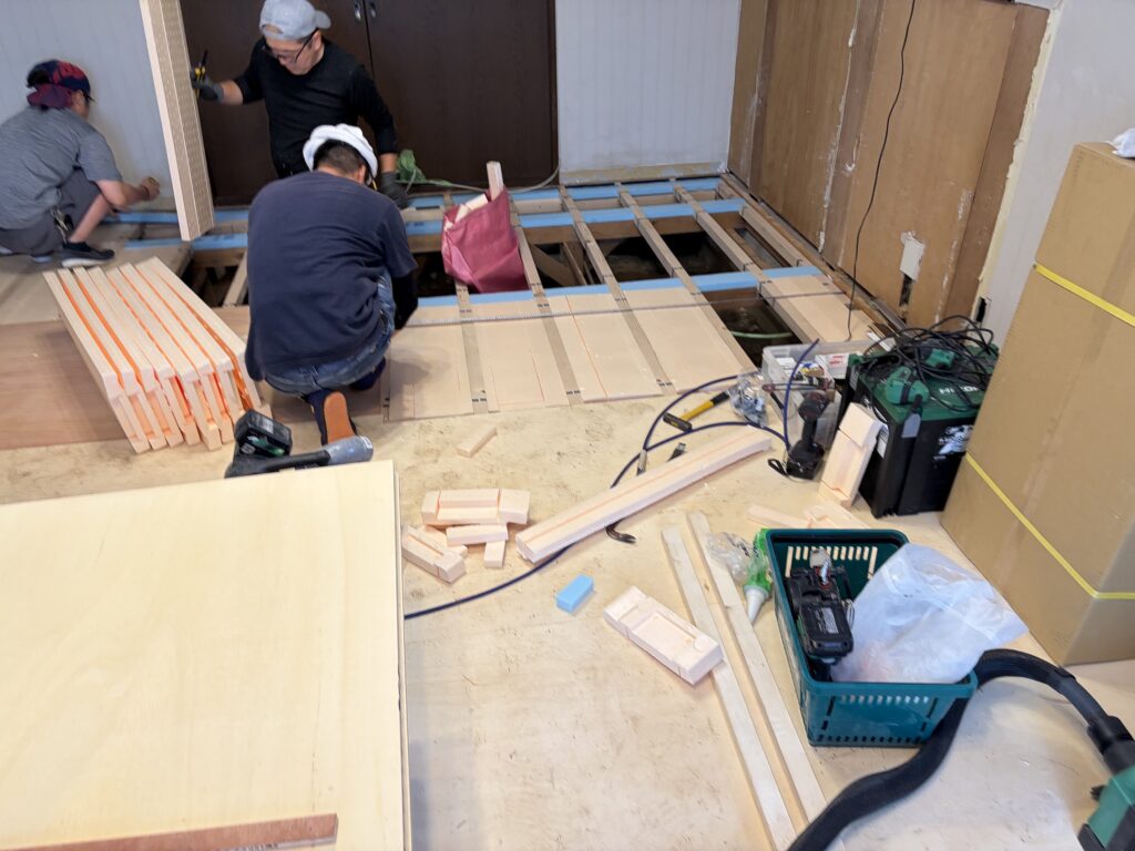 杉並区の戸建て住宅の床下にスタイロフォーム断熱材を施工している様子