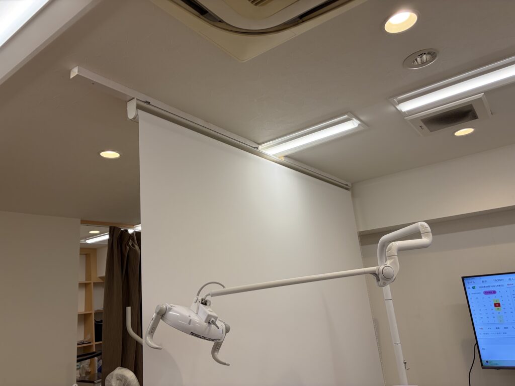 江戸川区こばやし歯科様の施術台に設置した白のロールスクリーン