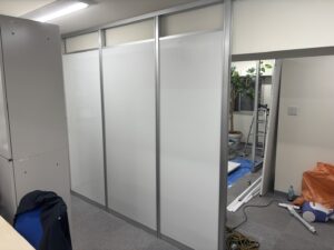 八丁堀のオフィスでリユースアルミパーテーションを組み立てている施工状況