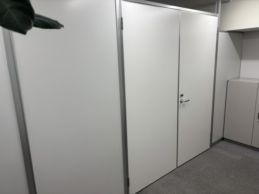 リユースパーテーションと組み合わせて設置した新品の両開き扉