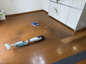 船橋市の一般住宅で経年による汚れや傷みが目立つ既存フローリング