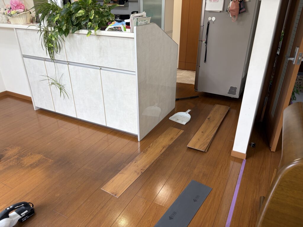 既存のフローリングと色味をご説明をしている様子