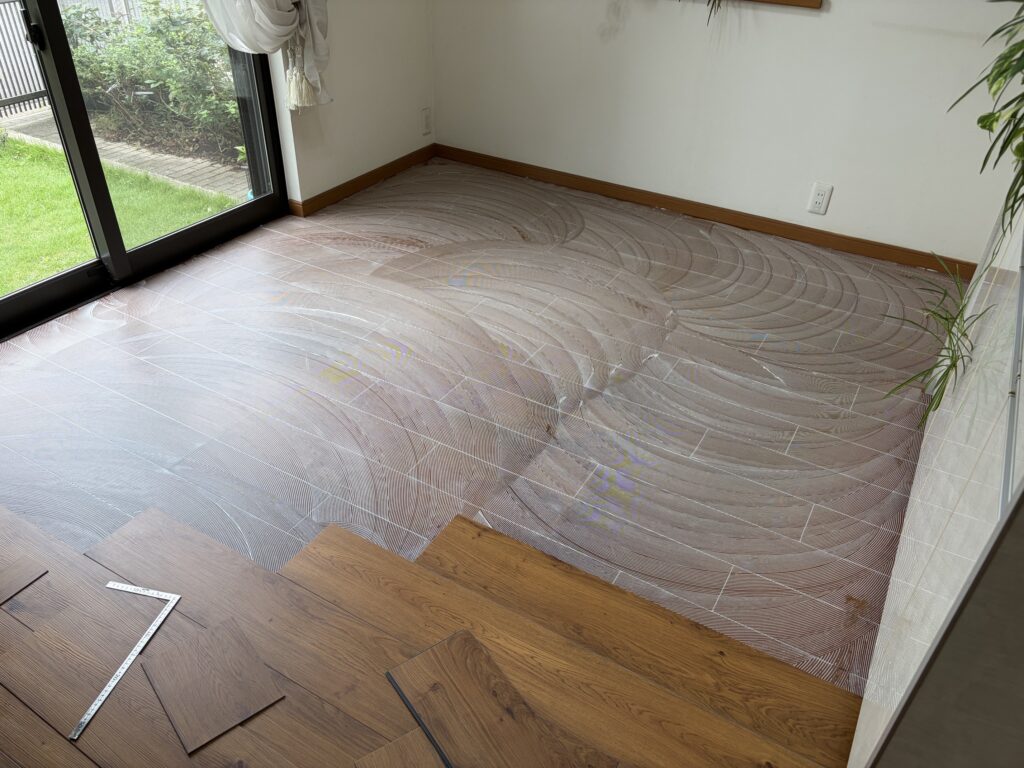 船橋市の一般住宅で既存フローリングにフロアタイルを上貼りしている施工状況