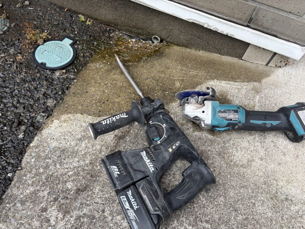 ドレン管がモルタルで少し埋まっている状態を解体して露出させた様子