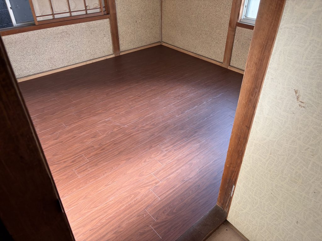畳から木目調フロアタイルへ変更した古民家の床