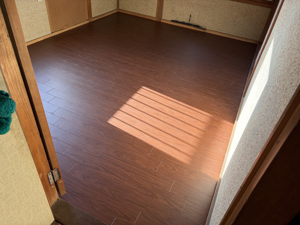 古い柱や建具を残して木目調フロアタイルで仕上げた室内