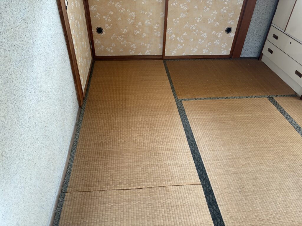 築約70年の古民家に残る施工前の畳の和室1
