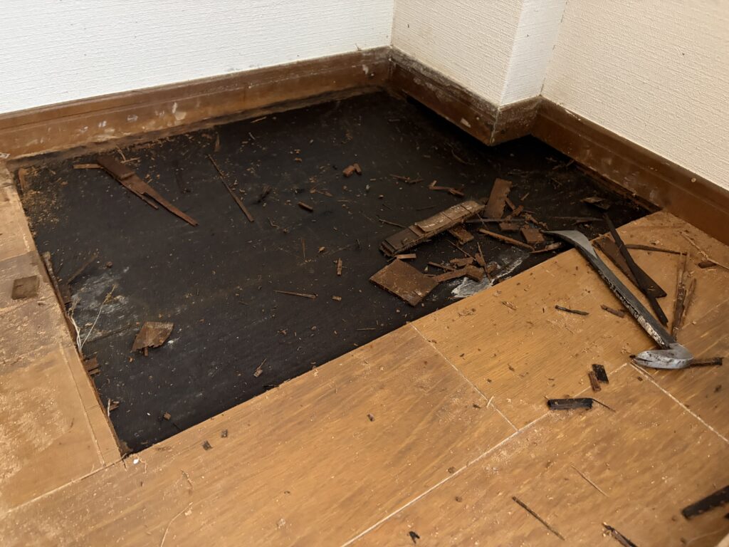 フローリングを解体して判明したドレン排水の水を吸ったベニヤ下地