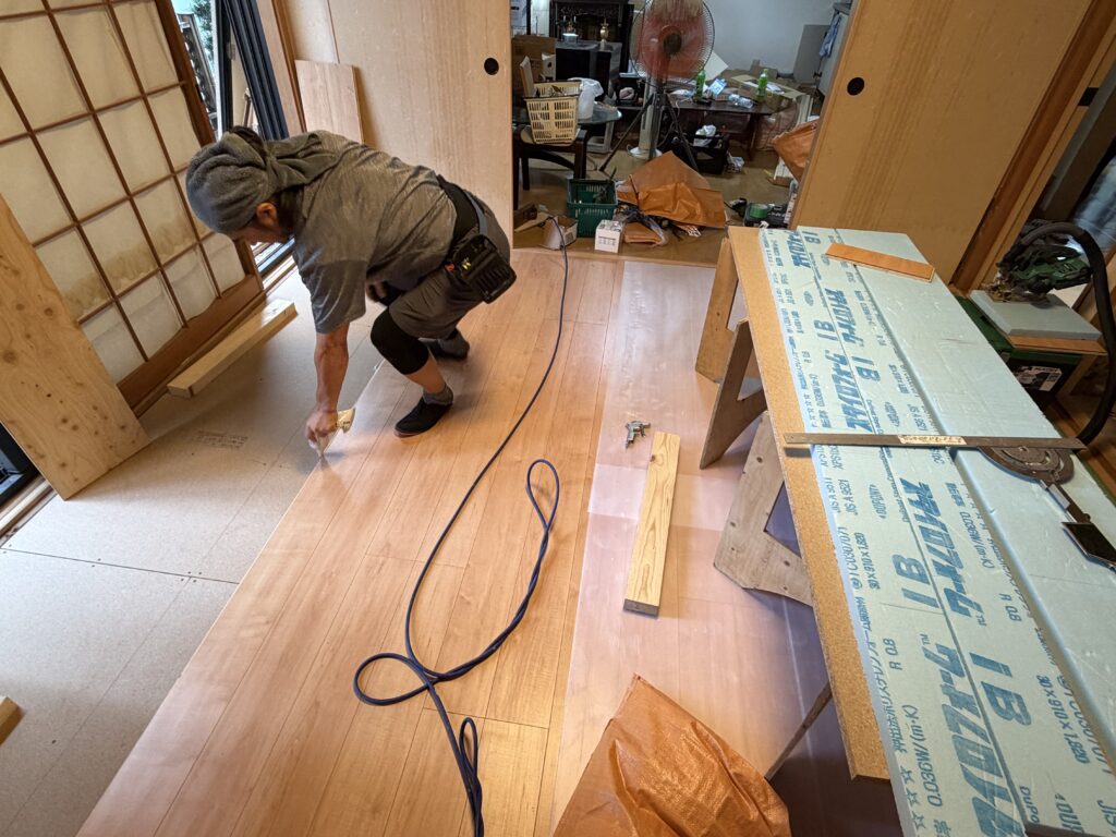 新しいフローリングを一枚ずつ施工している様子