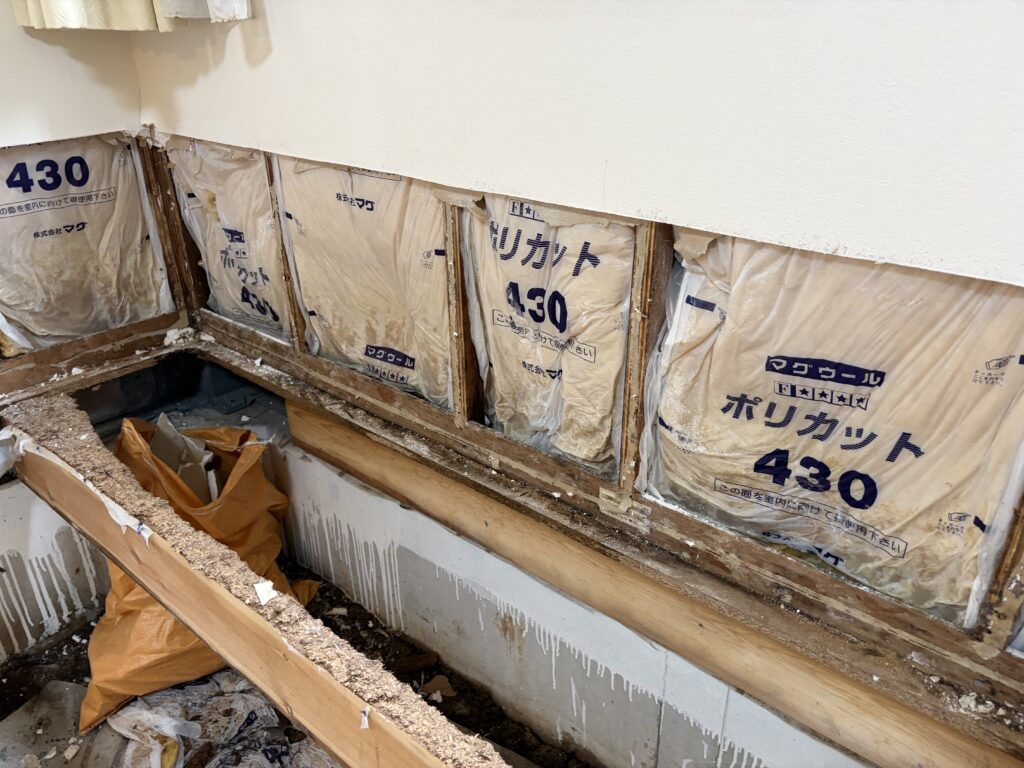床上浸水後、お客様が畳を撤去した和室。床下地が露出している状態です。
