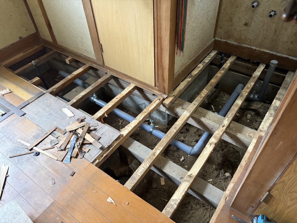 古民家の床下に施工した洗濯機用の給水管と排水管2