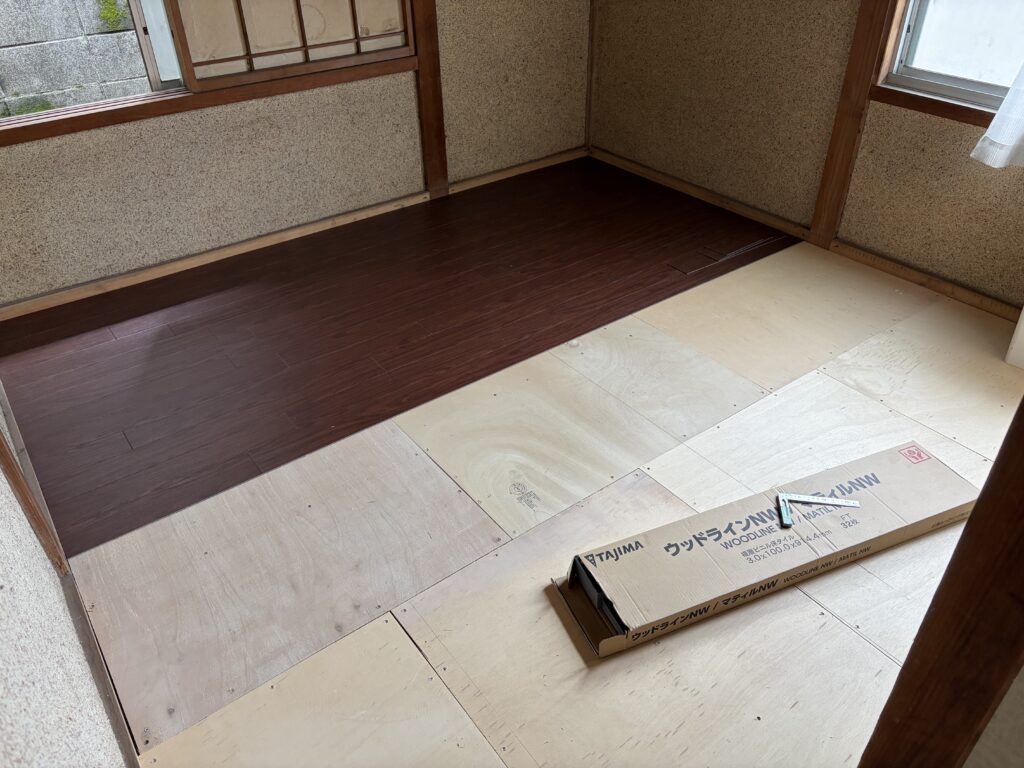 築約70年の古民家にタジマのウッドラインを施工している様子